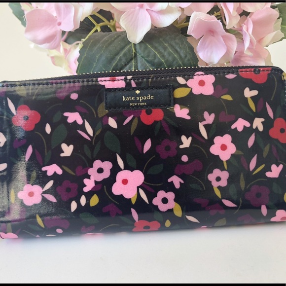 Kate Spade ๐ธ Wallet - Picture 2 of 5